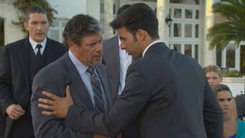 En "Pasión prohibida" verás además al actor Henry Zakka (en la foto junto a Canela).