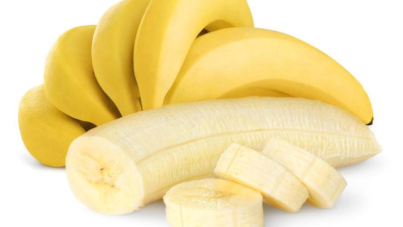 1) Plátanos:<br /><br /><br />Tienen más calorías que otras frutas, pero esas calorías que provienen de los hidratos de carbono son excelentes para el reabastecimiento de combustible antes, durante o después del ejercicio. Los plátanos son también gran fuente de potasio, que ayuda a disminuir la presión arterial y de vitamina B6, para mantener la piel y el pelo sanos.