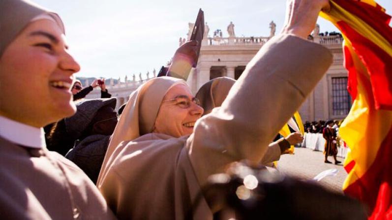 Otros se alegraban de poder decirle adiós a la máxima figura de la iglesia católica.
