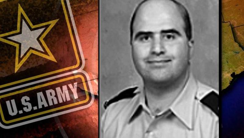 5 DE NOVIEMBRE, 2009: Trece soldados y civiles murieron y más de dos docenas resultaron heridos cuando un hombre armado entró en un campo militar de Fort Hood, Texas, y abrió fuego. El psiquiatra militar, Mayor Nidal Hasan está acusado de 13 cargos de asesinato premeditado y 32 cargos de intento de homicidio premeditado.<br /><br />Fuente: AP