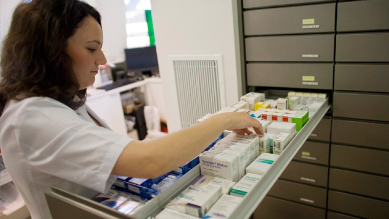 Farmacéutico – Este es uno de los pocos trabajos en el cual hombre y mujeres ganan exactamente lo mismo. Las mujeres farmacéuticas ganan alrededor de $98,000 dólares al año.