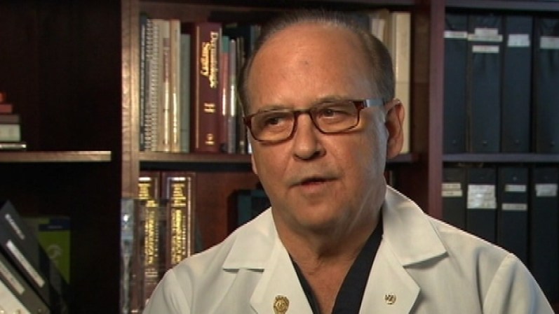 Tras el procedimiento, los pacientes pueden experimentar dolor y moretones. Sin embargo pueden volver a trabajar al día siguiente, según dice el Dr. Katz.