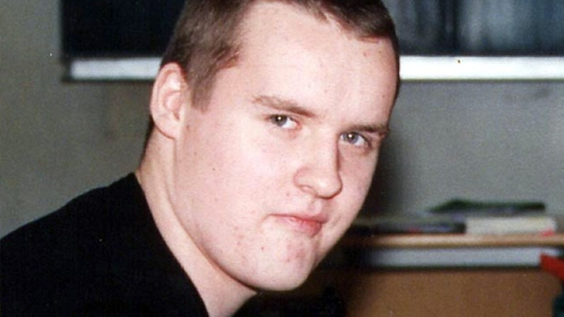 26 DE ABRIL, 2002: Robert Steinhaeuser, de 19 años, quien había sido expulsado de una escuela en Erfurt, Alemania, mata a 13 profesores, dos antiguos compañeros de clase y un policía, antes de suicidarse.<br /><br />Fuente: AP