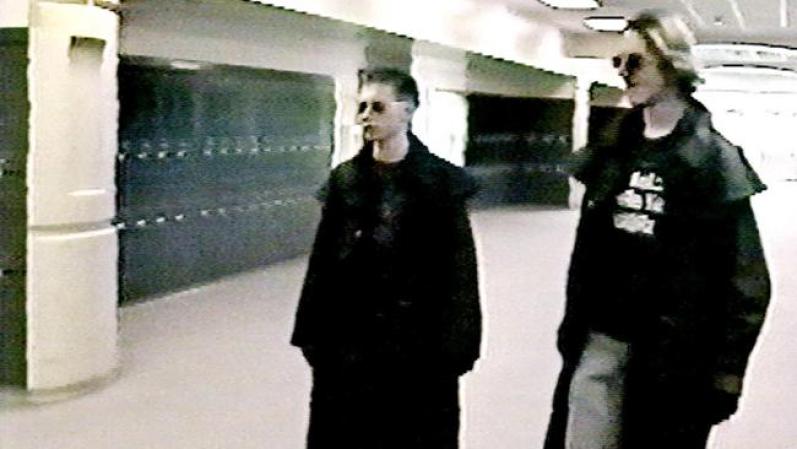 20 DE ABRIL,1999: Los estudiantes Eric Harris, de 18 años, y Dylan Klebold, de 17, abrien fuego en la escuela secundaria Columbine en Littleton, Colorado, matando a 12 compañeros y a un profesor e hirieron a 26 personas antes de suicidarse en la biblioteca de la escuela.<br /><br />Fuente: AP