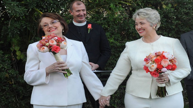 La alcaldesa de Houston (der.) contrajo matrimonio con su pareja por 23 años, Kathy Hubbard el pasado 16 de enero en Palm Springs.