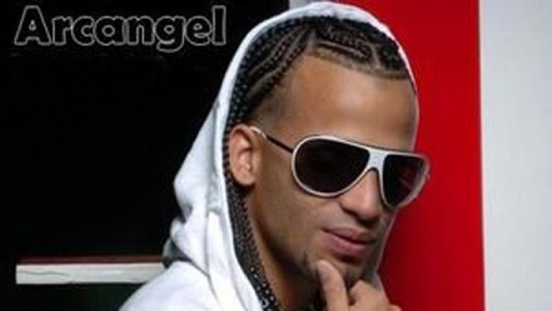 El reguetonero Arcángel fue detenido en Puerto Rico en febrero de 2012 por presuntamente manejar a exceso de velocidad, Al negarse a soplar para la prueba de aliento, fue arrestado y llevado a un dispensario para la prueba de sangre. Se determinó que el artista deberá comparecer ante un juez para ver si el caso procede.