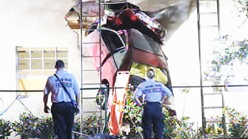 8 DE AGOSTO, 2012: El chofer de un auto fallece al estrellarse contra un asilo, y el vehículo queda colgado de una pared. <br /> Mira aquí todas las imágenes.<br />