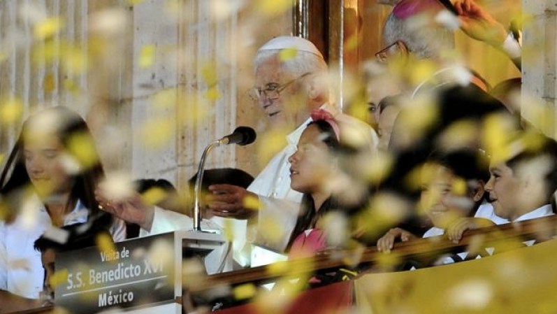 20 de octubre del 2009: El Vaticano anuncia que el Papa facilita el proceso para que los anglicanos se conviertan en masa al catolicismo.