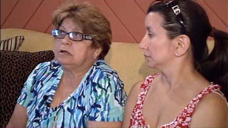 9 DE JULIO DE 2012 - Caridad Borroso (derecha) vio cómo se quemaba la casa donde vive junto a su hija y su madre (en la foto). Su ex novio es sospechoso del siniestro. <br /> Mira aquí las imágenes y lee los detalles de esta noticia.<br />