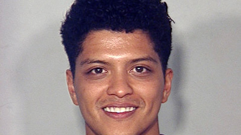 El vocalista Bruno Mars reconoció poseer 2.6 gramos de cocaína cuando fue arrestado en septiembre de 2010 tras una actuación en el Hard Rock Hotel & Casino en Las Vegas.