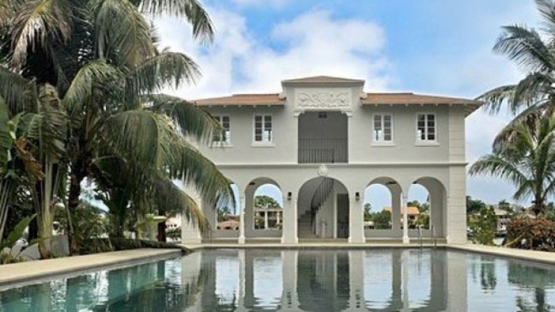 Luego de ser restaurada, la mansión donde vivió el famoso mafioso estadounidense Alphonse "Scarface" Capone en Miami Beach fue puesta en venta por cerca de $10 millones de dólares.