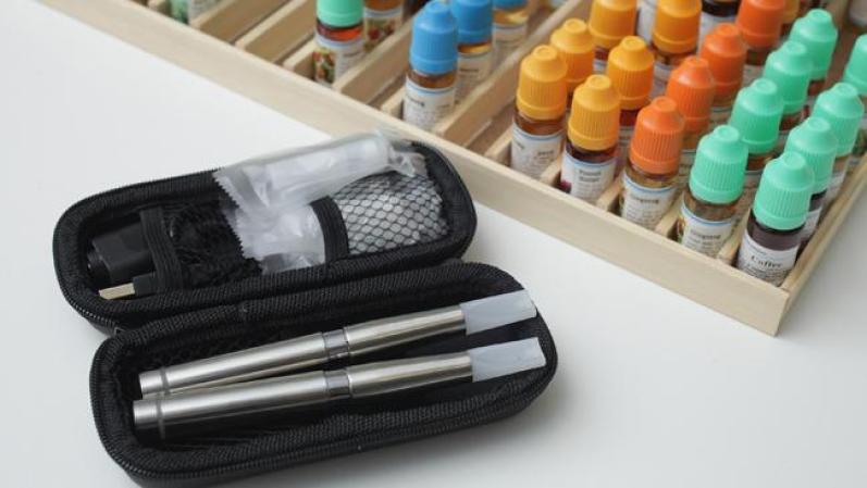 Los cigarrillos tradicionales contienen comúnmente tabaco, nicotina, pegamento y papel, que en el momento de encenderlo, junto con cientos de aditivos, perjudican a casi todos los órganos del cuerpo y causan cáncer, y enfermedades cardiovasculares y respiratorias. El cigarro electrónico contiene nicotina, pero ninguna de las sustancias cancerigenas del tabaco. El humo que sale es vapor, que sabe a tabaco por su aroma y sabor.