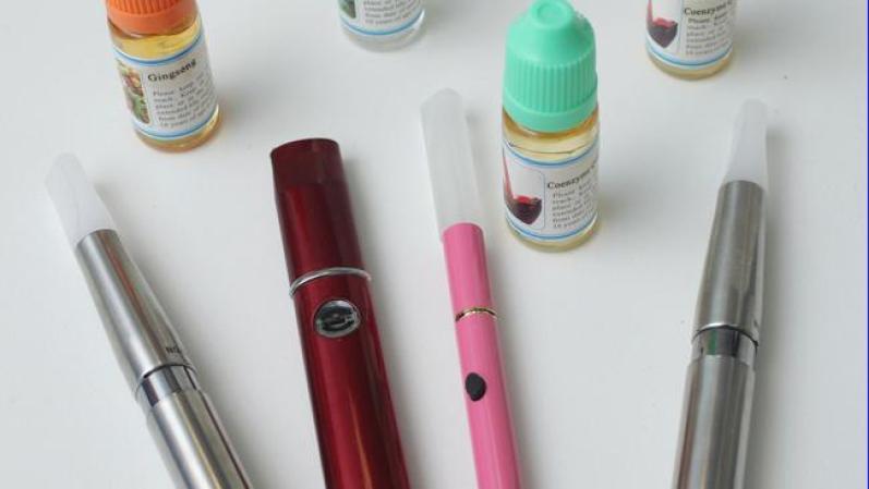 El cigarro electrónico se parece mucho a uno normal. La diferencia es que para fumar se cambian los depósitos de nicotina que se pueden graduar: cero, baja, media y alta. Los depósitos cero no contienen nicotina, pero tienen aroma y sabor a tabaco.