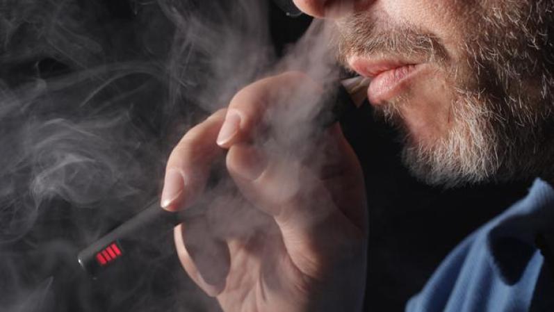 Si está inhalando, una luz roja en el extremo delantero del aparato indica que la nicotina se está disolviendo en el humo y da la apariencia de un cigarrillo común. En los depósitos de nicotina se encuentra una solución con nicotina, aroma y sabor a tabaco que se evaporiza y se libera inhalando. Al fumador le da la impresión de estar fumando un cigarro de verdad.