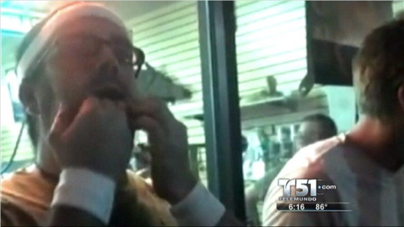 9 DE OCTUBRE DE 2012 - Edward Archbold (el hombre de la bandana en la foto) murió de forma muy rara... Comiendo nada más y nada menos que cucarachas por voluntad propia para ganar una serpiente. <br /> Mira aquí las imágenes y lee los detalles de esta noticia..<br />