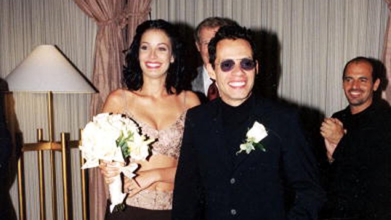 NOVIEMBRE, 2013: Según medios, Dayanara Torres le estaba pidiendo a Marc Anthony $112,000 mensuales para mantener a los dos hijos en común, a lo que el cantante habría respondido que no. <br /><br /> Marc Anthony: no más dinero a Dayanara<br /><br />