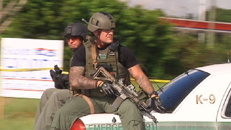 15 DE OCTUBRE, 2012: Un hombre que había secuestrado a su ex novia dispara contra una sargento de la policía y escapa, generando una intensa búsqueda. Acabó suicidándose. <br /> Mira aquí las imágenes y lee los detalles de esta noticia.<br />