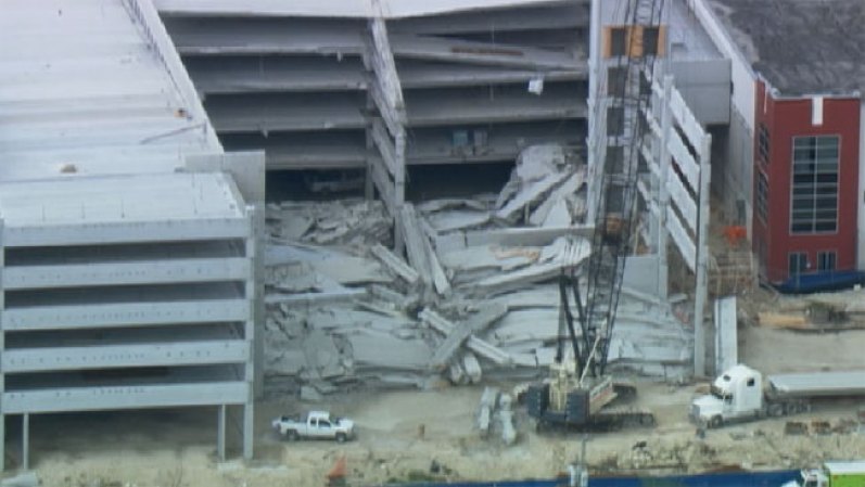 11 DE OCTUBRE, 2012: Los socorristas buscan entre escombros a las víctimas que quedaron atrapadas cuando un edificio que servía como garaje se derrumbó en el recinto del Doral del Miami-Dade College. <br /> Mira aquí las imágenes y lee los detalles de esta noticia.<br />