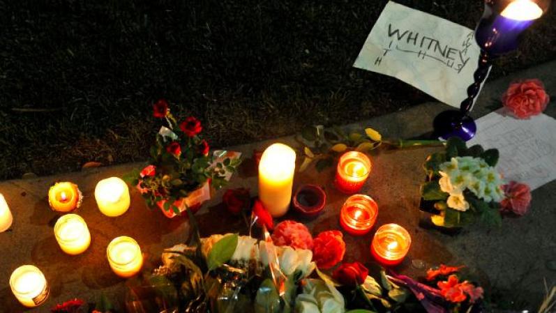 Aunque al principio no se dan detalles, trasciende que fue en un hotel de Beverly Hills, a donde sus fans acudieron a prender veladoras y dejar flores en su memoria.