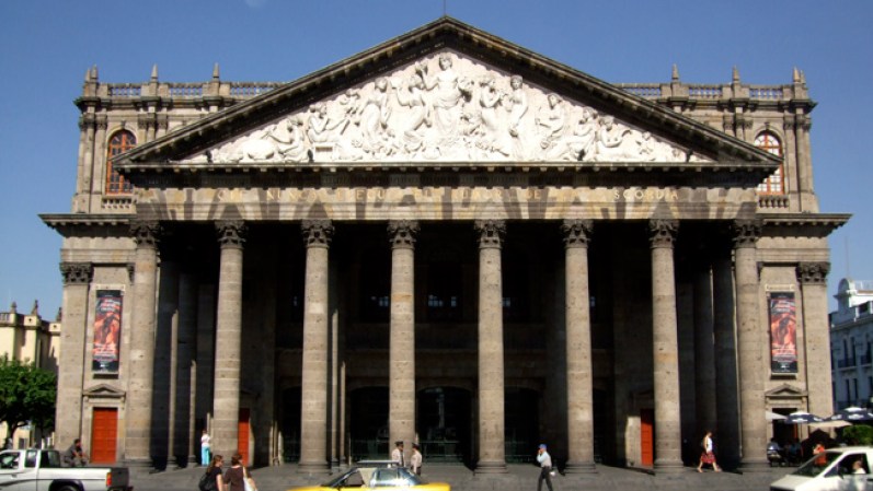 El Teatro Degollado se construyó en el siglo 19 y tiene un estilo neoclásico.