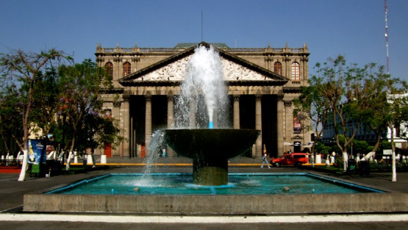 La Plaza de la Liberación es otro punto importante de Guadalajara, con sus fuentes y bancas donde la población puede gozar de un descanso en el "ir y venir" del día.