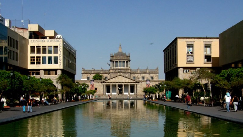 La Plaza Tapatía es otra zona de centro de Guadalajara, con todo tipo de tiendas, restaurantes y una gran fuente que engalana el frente de los comercios.