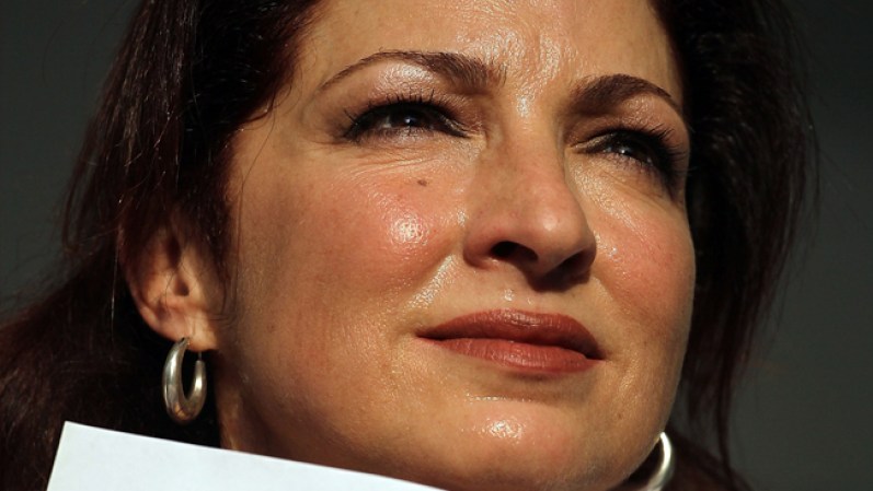 Gloria Estefan dijo: "Nuestro mas sentido pésame a la familia y los fans de @jennirivera y los que la acompañaron en lo que fue su ultimo viaje. Descansen en paz".<br /><br /> Envía tus condolencias aquí<br />
