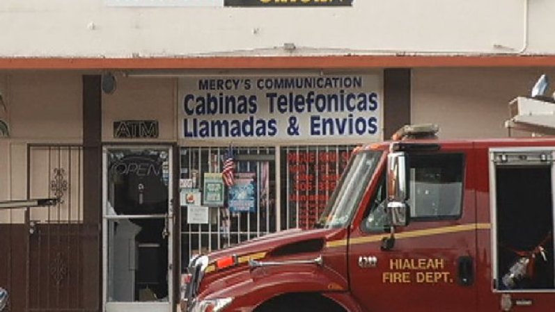 5 DE JULIO, 2012: un incendio en Hialeah ha destrozado parcialmente cuatro negocios en un centro comercial. <br /> Mira aquí las imágenes y lee los detalles de esta noticia..<br />