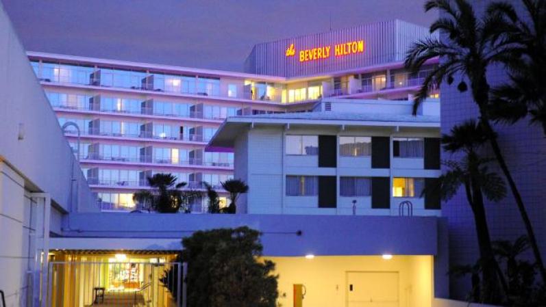Whitney murió sola en su habitación del hotel Beverly Hilton, en donde desde hacía unos días se hospedaba para asistir a una de las fiestas previas de los Premios Grammy, que se llevaría a cabo la noche de su muerte.