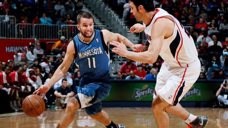J.J. Barea #11 de los Timberwolves de Minnesota escapa por su vida.