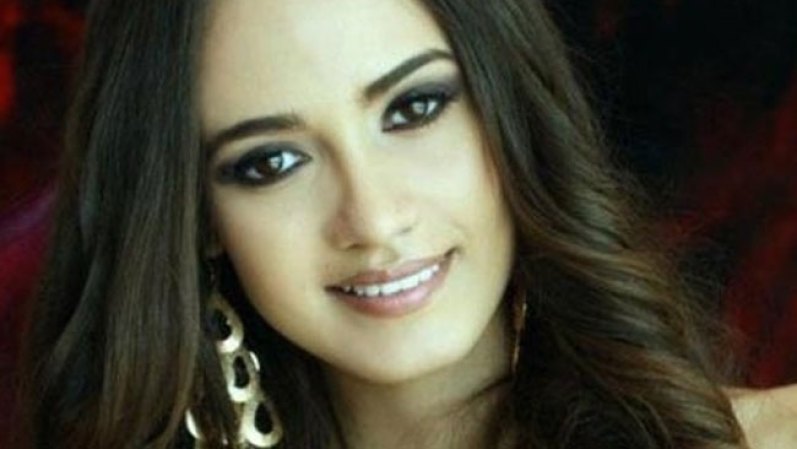 María Susana Flores Gámez, Mujer Sinaloa 2012, viajaba en uno de los vehículos de unos presuntos sicarios del narcotráfico que se enfrentaron el sábado 24 de noviembre del 2012 con militares en México. El cuerpo de la joven de 20 años fue localizado junto a un fusil de asalto. Si quieres saber más dale click aquí.