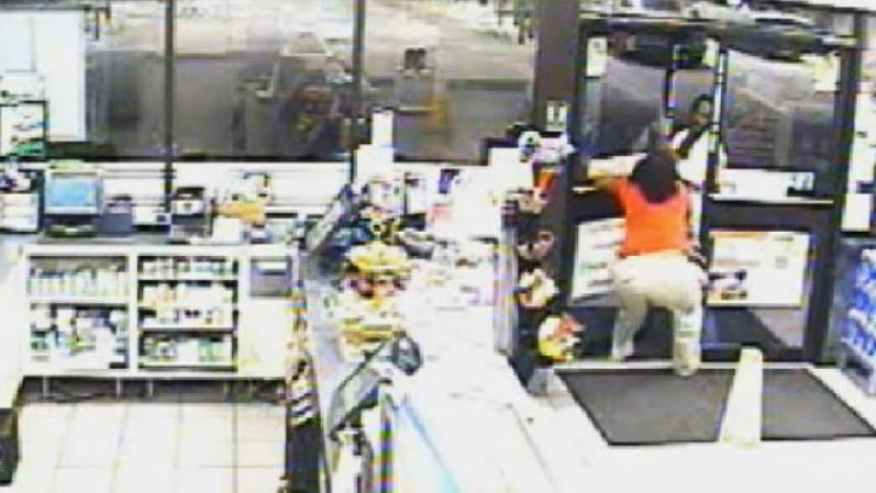 11 DE JUNIO, 2012: Un hombre rocía con gasolina a una mujer y le prende fuego, casi matándola. <br /> Mira aquí las imágenes y lee los detalles de esta noticia..<br />