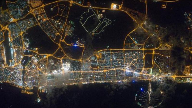 De noche o de día, todo será visible y posible ante tus ojos. En la foto se observan desde el espacio las luces de la ciudad de Dubai, Emiratos Árabes Unidos.