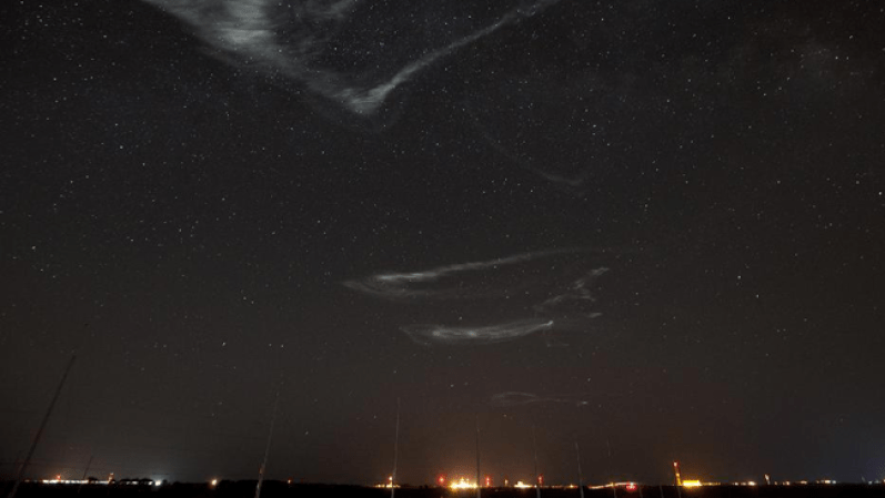La NASA lanzó con éxito cinco cohetes suborbitales desde su Centro de Vuelo "Wallops", en Virginia como parte de un estudio de la corriente de aire alta. Esta imagen fue capturada el 27 de marzo de 2012