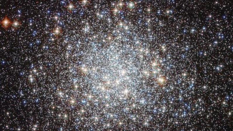El Telescopio Espacial "Hubble" ha producido la imagen más detallada hasta ahora de Messier 9, un cúmulo globular de estrellas situado cerca del centro de la galaxia. Esta bola de estrellas es demasiado débil para disfrutarla a simple vista, sin embargo, Hubble pudo ver a 250,000 estrellas individuales que brillan en ella.