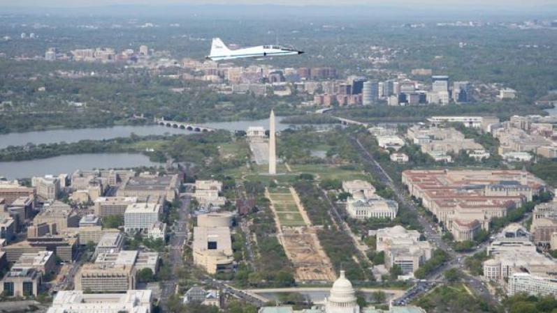 Vistas aéreas jamás antes vistas serán reveladas cada semana. Este es un T-38,un avión de entrenamiento al momento de sobrevolar Washington, DC, el pasado jueves 5 de abril.