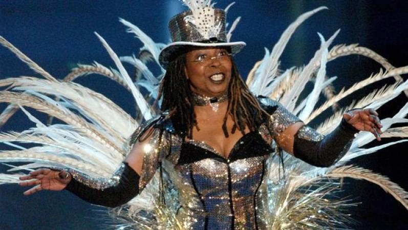 Whoopi fue la primera mujer y, además, la primera mujer negra en presentar los Oscar. Fue anfitriona en 4 ocasiones, y en las 4 deslumbró.
