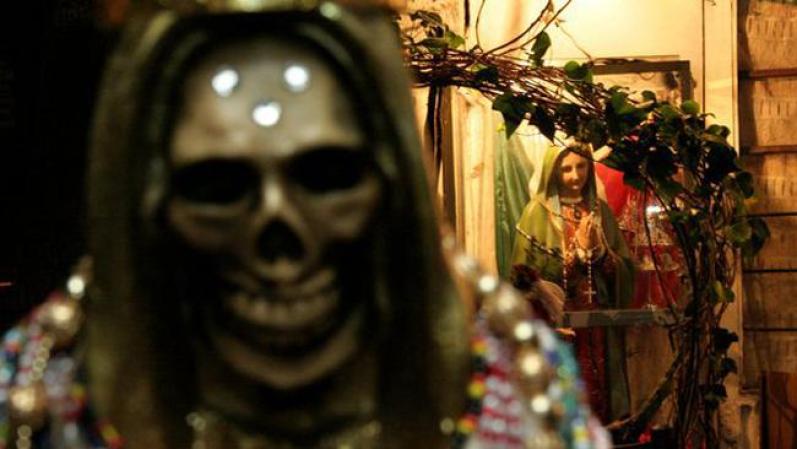 En cambio, -dice la Iglesia al marcar una sustancial diferencia- las figuras de los santos, de las vírgenes y de Jesucristo representan personajes que sí existieron históricamente.