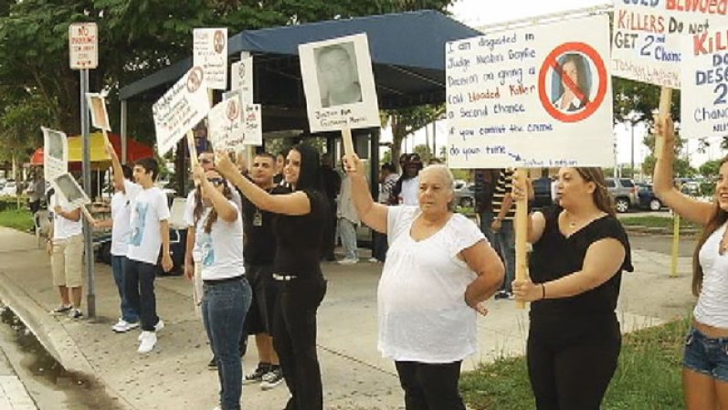 30 DE JULIO, 2012: La familia de un adolescente víctima de homicidio protestó frente a la corte la decisión de un juez de reducir a la mitad la sentencia recibida por el culpable de haberlo matado. <br /> Mira aquí las imágenes y lee los detalles de esta noticia..<br />
