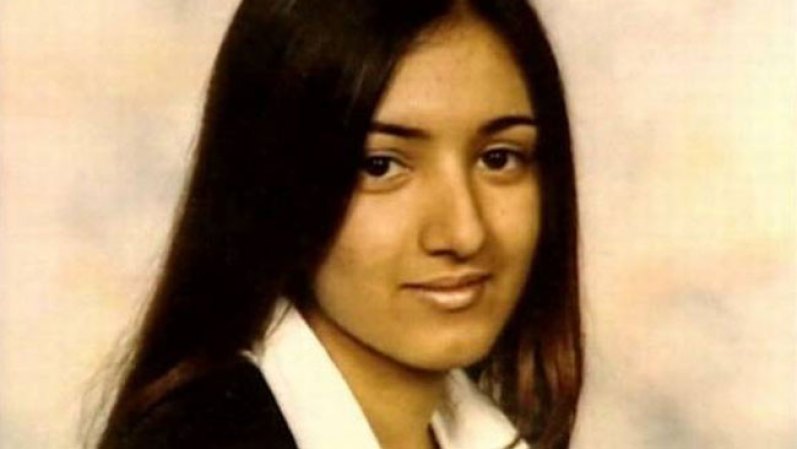 En 2003 Shafilea Hamed (17) fue asesinada y su cuerpo fue abandonado en la ribera del río Kent, en el condado de Cumbria, al norte de Inglaterra. Pero lo más cruel, violento y terrible del crimen, es que habría sido perpetrado por sus propios padres, Iftikhar Ahmed (52) y Farzana Ahmed, (49). Iftikhar Ahmed y Farzana Ahmed fueron acusados de asfixiar con una bolsa de plástico a la joven de 17 años. La pareja fue condenada a 25 años en prisión.