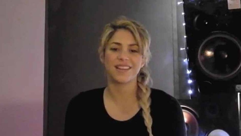Shakira grabó un saludo especial de nuevo año para todos sus fans en Youtube.
