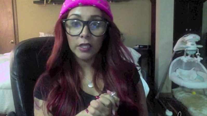 Snooki, de la serie de TV Jersey Shore, grabó en video sus pretensiones, deseos y felicitaciones para el año nuevo.