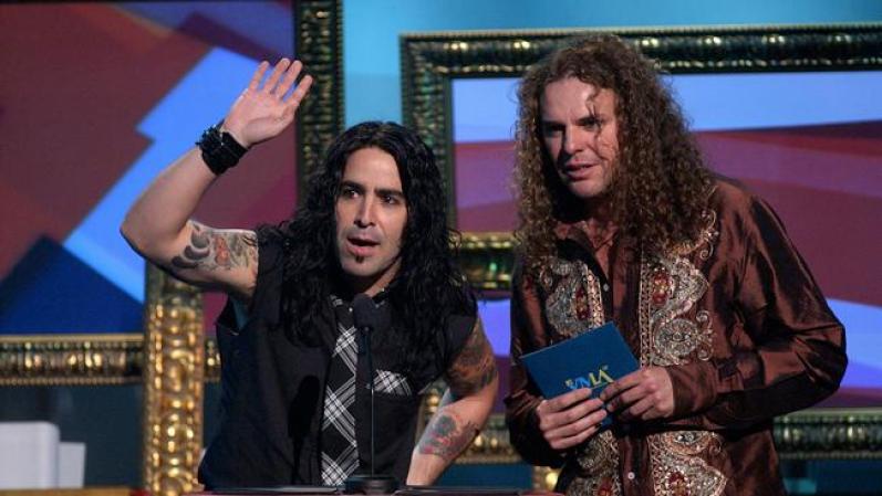 Fer, la voz de Maná, y Juan (bajo) son tapatíos mientras que Alex es de origen cubano-colombiano y Serio Vallín es del estado mexicano de Aguascalientes.