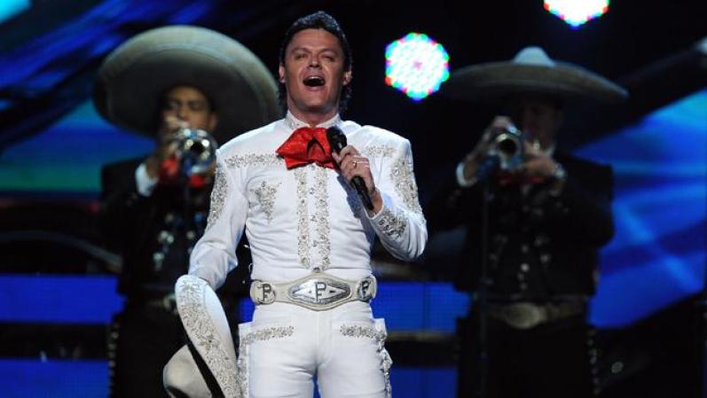 Pedro Fernández tomó su nombre de dos grandes de la música ranchera mexicana, Pedro Infante y Vicente Fernández. Su carrera fue impulsada por este último.