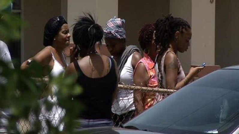 29 DE JULIO, 2012: Un hombre abre fuego y deja tres personas heroidas en el noroeste de Miami. <br /> Mira aquí las imágenes y lee los detalles de esta noticia..<br />