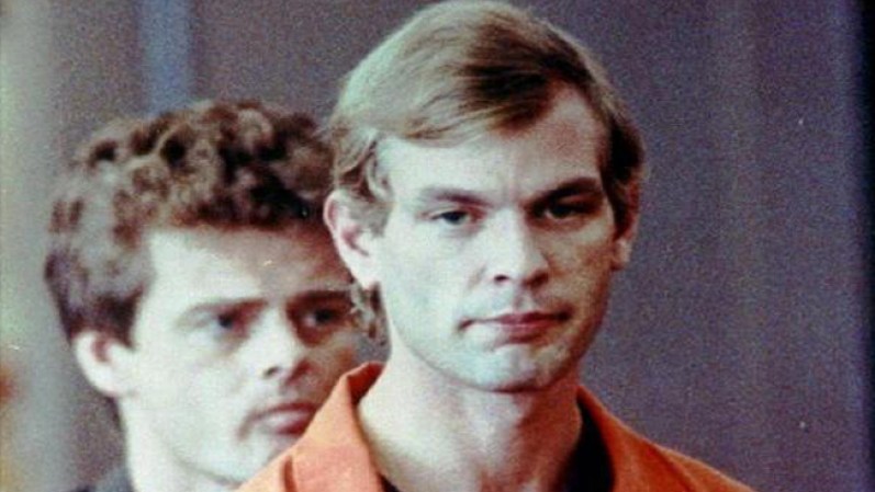 Jeffrey Lionel Dahmer asesinó a 14 hombres y adolescentes entre 1978 y 1991, mayormente en Milwaukee, Wisconsin. Cometió actos de canibalismo. Durante su juicio dijo que sus ansias necrofílicas eran tan intensas, que no podía controlarse. En Wisconsin no hay pena de muerte y recibió cadena perpetua. Otro reo lo mató de una paliza en 1994.