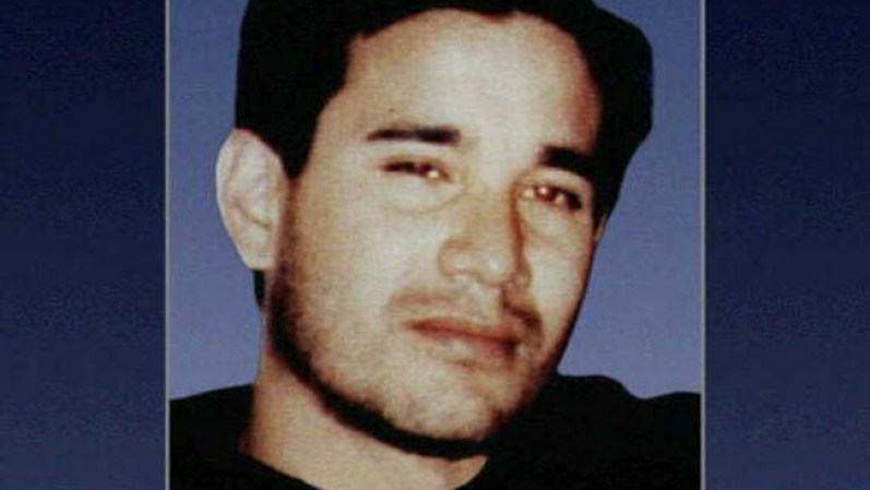 Andrew Phillip Cunanan> mató a cinco personas en un plazo de tres meses, pero es recordado por su última víctima, el diseñador Gianni Versace, al que asesinó de un disparo a quemarropa frente a su mansión en Miami Beach en julio de 1997, para luego darse a la fuga. Ocho días después se suicidó en una casa flotante muy cerca del Hotel Fontainebleau.
