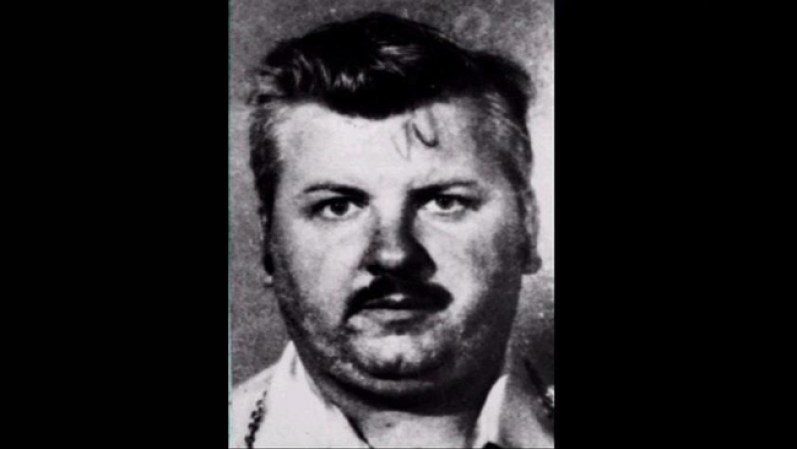 John Wayne Gacy fue ejecutado en Illinois el 10 de mayo de 1994 por la violación y asesinato de 33 muchachos, cuyos cadáveres enterraba debajo de su casa. Actuó así a lo largo de casi toda la década de 1970 hasta su arresto. Su último almuerzo consistió de camarones, pollo frito, fresas y "french fries".