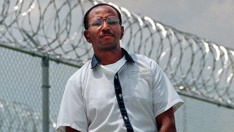 Wayne Bertram Williams fue hallado culpable de dos asesinatos en Atlanta pero la policía dice que con su arresto quedaron esclarecidas 22 muertes de niños ocurridas en esa ciudad en 1981 y 1982. Su caso todavía arroja dudas y tiene defensores quienes argumentan que él no llevó a cabo la serie de asesinatos de menores de la raza negra que mantuvo en vilo a la capital del sur. Guarda prisión perpetua.