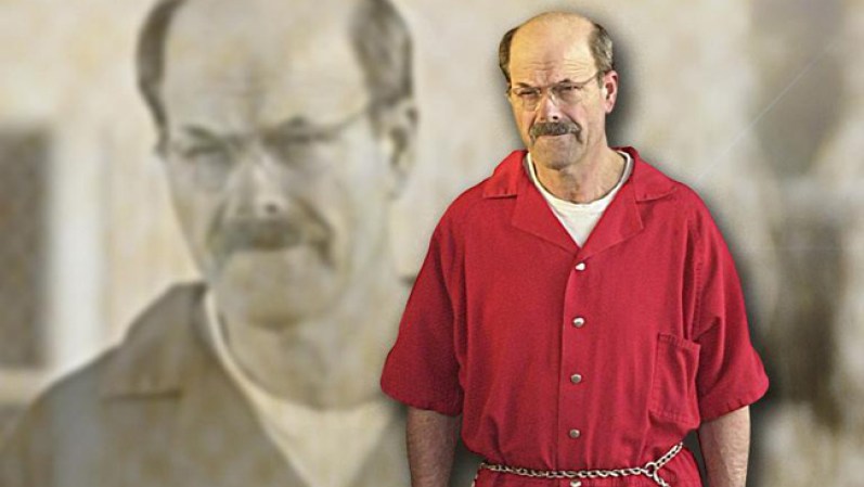 En agosto de 2005 Dennis Rader fue sentenciado a 175 años de prisión en Wichita, Kansas, por el asesinato sádico de 10 personas a lo largo de tres décadas. Mejor conocido como el asesino BTK (Blind, Torture and Kill o Cegar, Torturar, Matar).